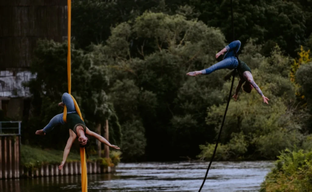 Duo-Performance am Vertikaltuch und Vertikalseil über dem Wasser
