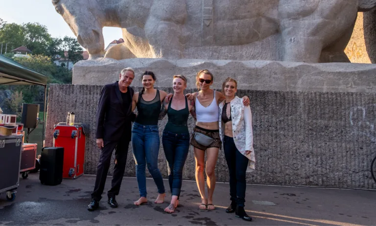 Fünf Mitglieder von Off the ground art/ists vor der Pferdeskulptur an der Giebichensteinbrücke